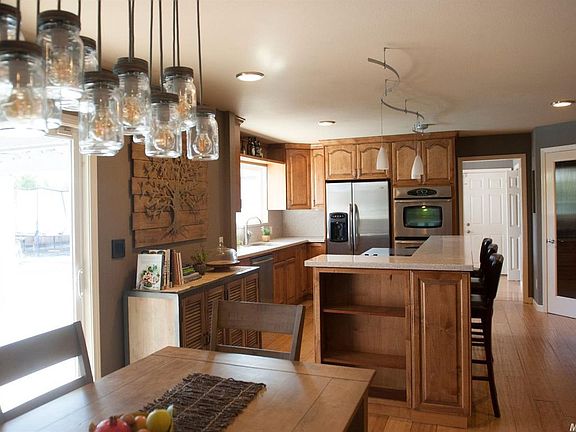 4th image of 2304 Beachwood Dr