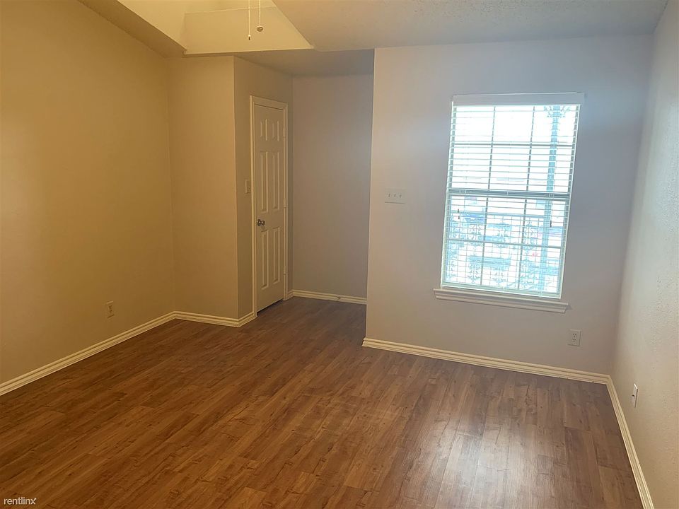 Versailles Apartments 405 S Elm St Denton TX Zillow
