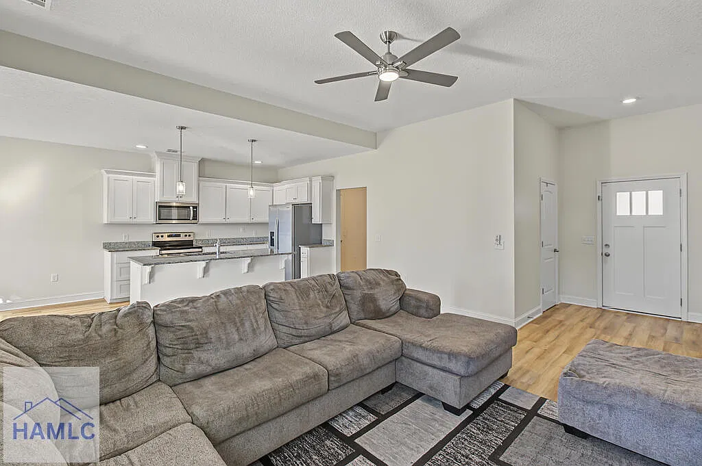 4 bed, 2.0 bath, 1685 sqft, $2,200 — Photo 3