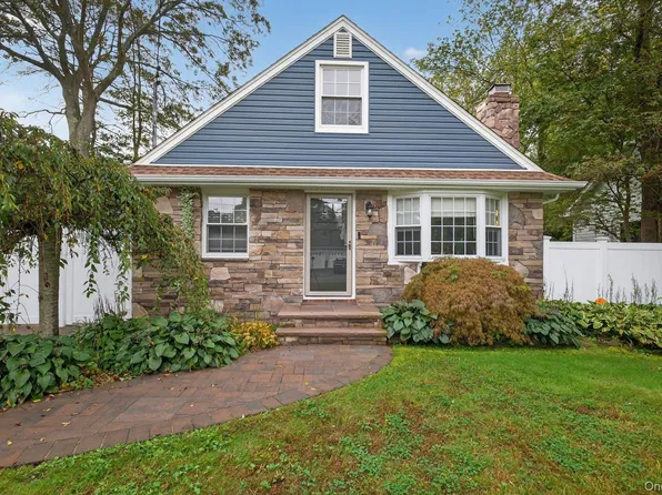 82 Middlesex Ave, Oakdale, NY 11769