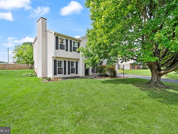 3rd image of 5793 Rockcliff Ln