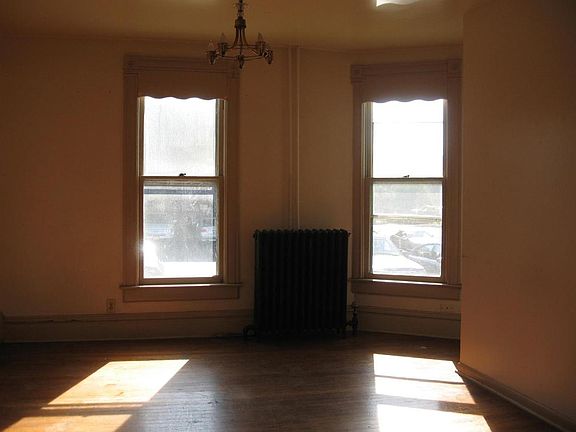 3rd image of 414 W Clayton St APT 1