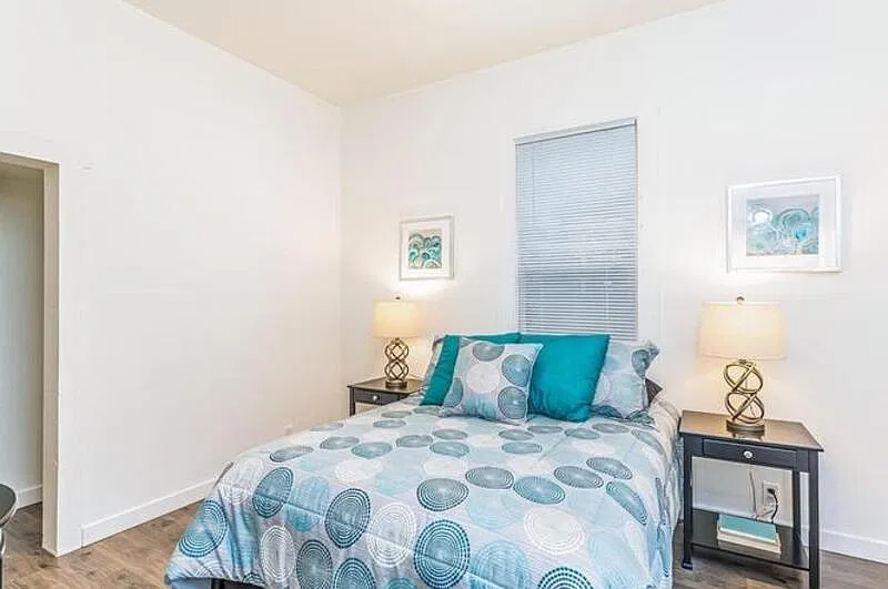 2 bed, 1.0 bath, 1300 sqft, $2,495 — Photo 4