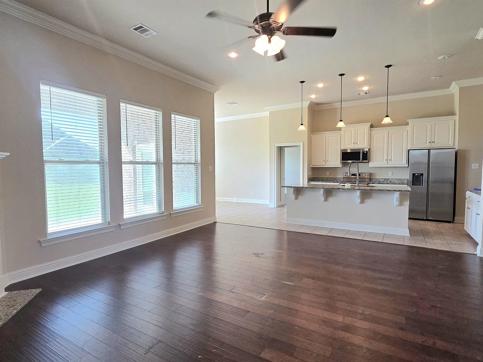 4 bed, 2400 sqft, $2,500 — Photo 3