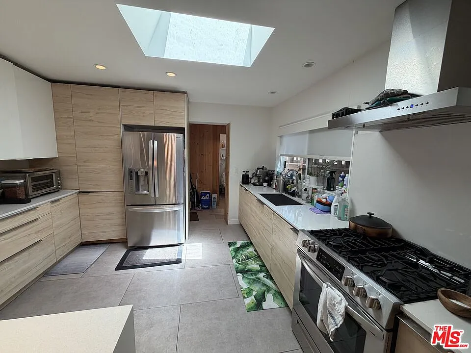2 bed, 2.0 bath, 1202 sqft, $7,500 — Photo 2