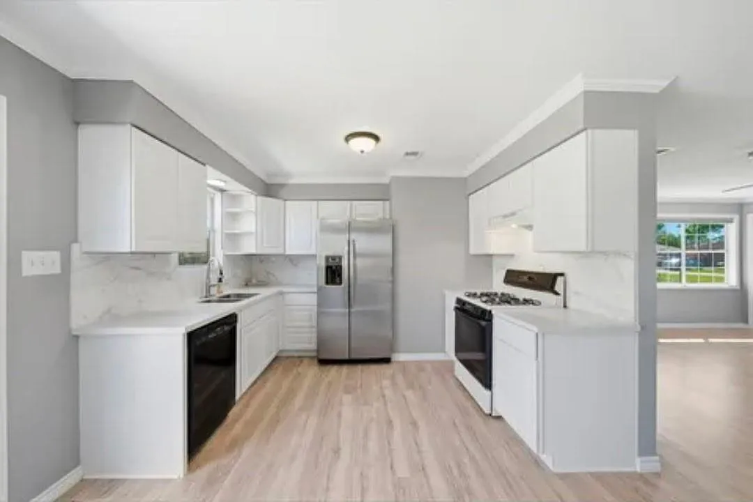 3 bed, 2.0 bath, 1216 sqft, $2,000 — Photo 2