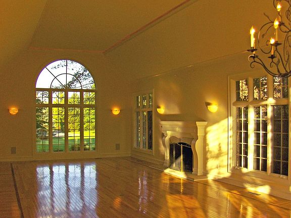LR/DR/entertaining area w/cathedral ceilings 