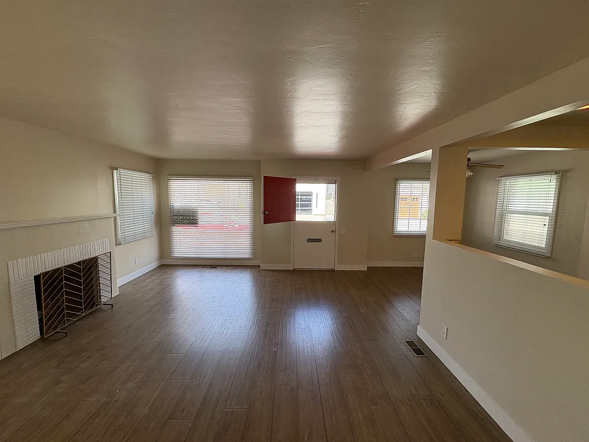 Building Photo - 1117 W Bay Ave #A