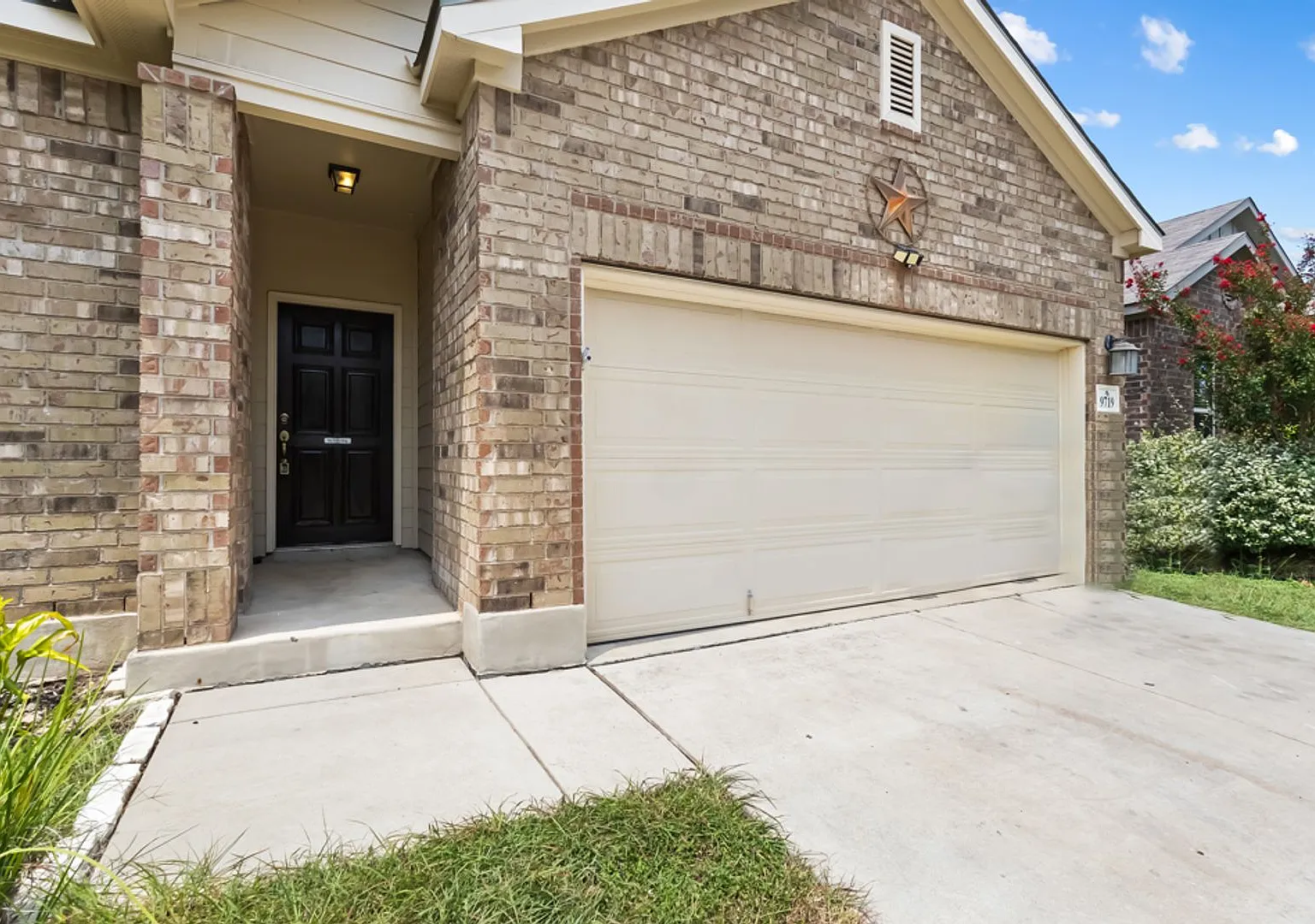 Freshly Painted Bricewood Home with Laminate Flooring in Bedrooms | 3 Bedrooms 2 Baths Great NW S... — Photo 2