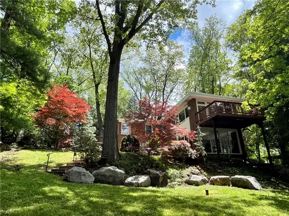 2566 Lindenwood Dr, Pittsburgh, PA 15241