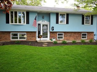 912 Aster Dr, Wapakoneta, OH 45895