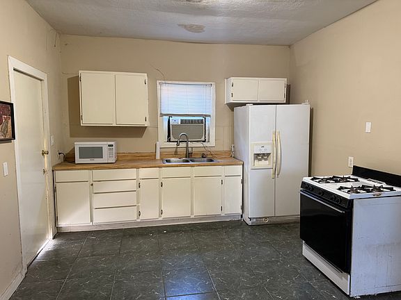 Huge & Bright eat-in kitchen with side-by-side Fridge/Freezer with icemaker, gas stove, microwave, dual sink, tons of cabinet space.