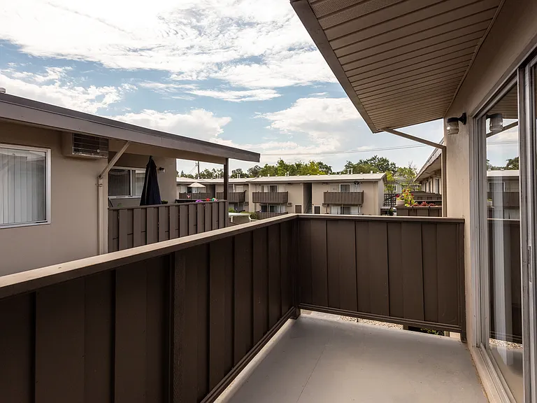 Los Robles Apartments — Photo 25
