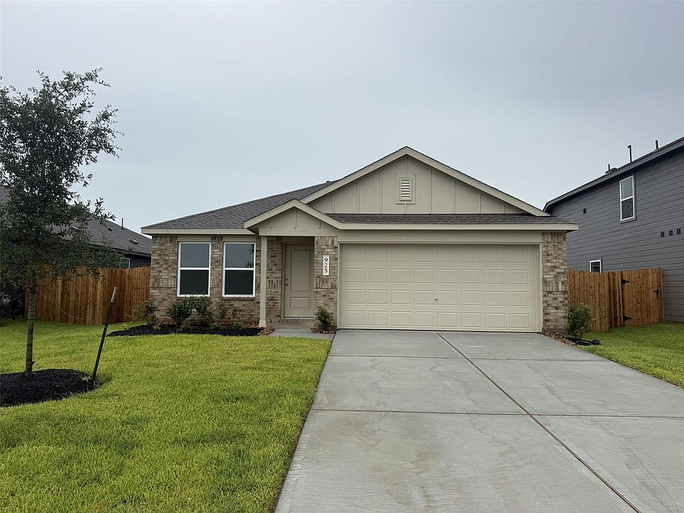 1st image of 925 Woodhaven Lakes Dr