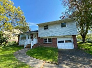 120 Wilherm Ln, West Islip, NY 11795