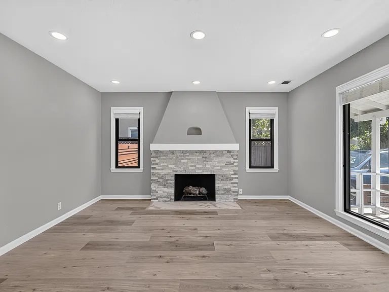 530 Irving Ave — Photo 6