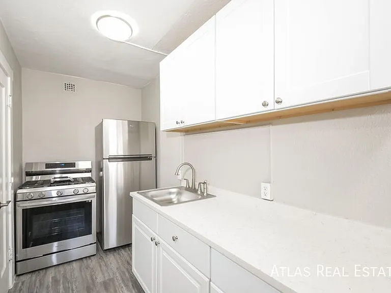 970 N Pearl St #10 — Photo 3