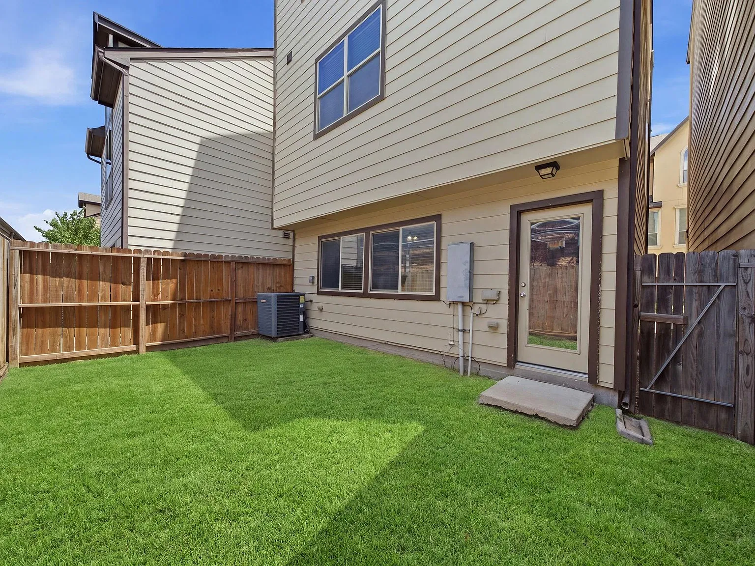 2 bed, 2.5 bath, 1899 sqft, $2,300 — Photo 2