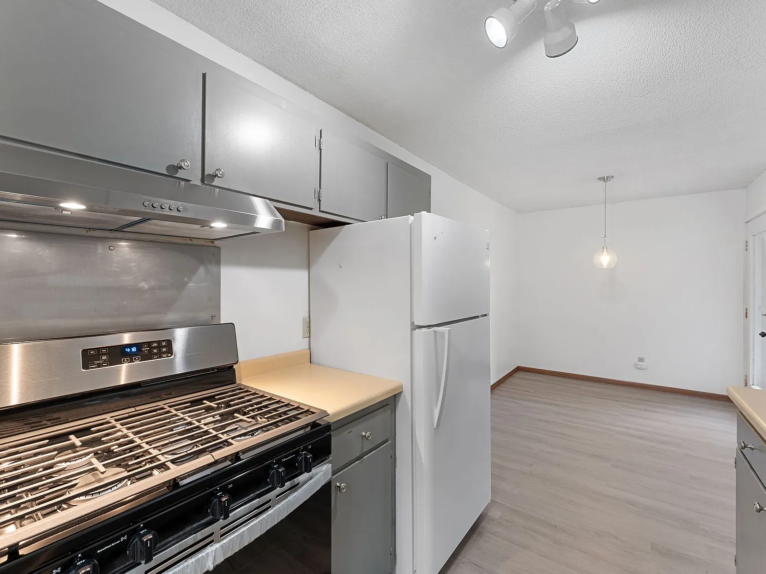 2 bed, 892 sqft, $1,650 — Photo 4
