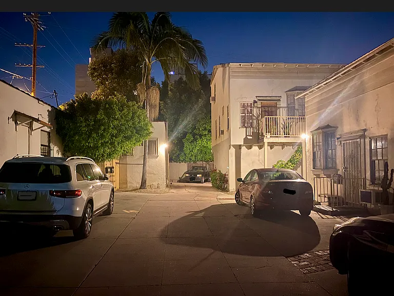 1046 N Crescent Heights Blvd — Photo 19