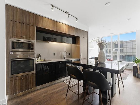 2nd image of 10 York St #3807