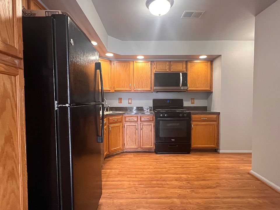 Eat in Kitchen (1st Floor)