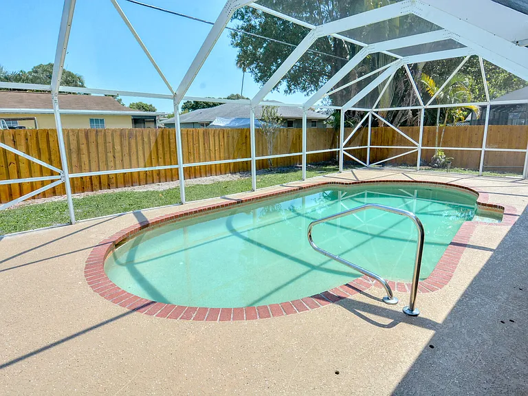 943 SE Browning Ave — Photo 2