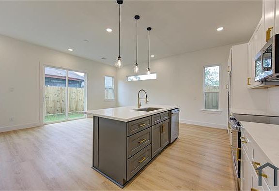 4th image of 4029 Knoxville St