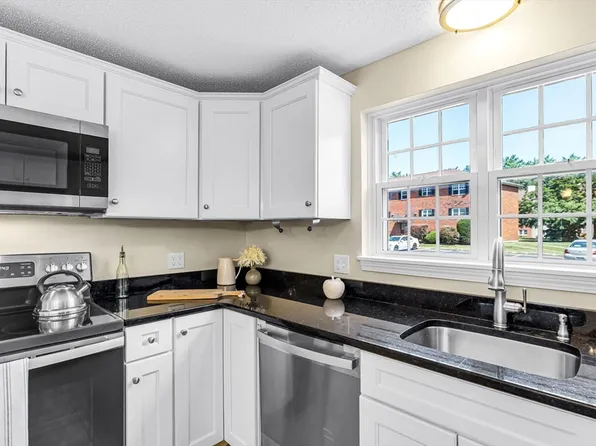 33 Maple Crest Cir APT D, Holyoke, MA 01040