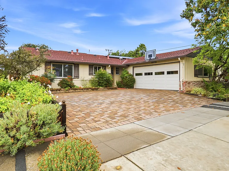927 Lorne Way — Photo 2