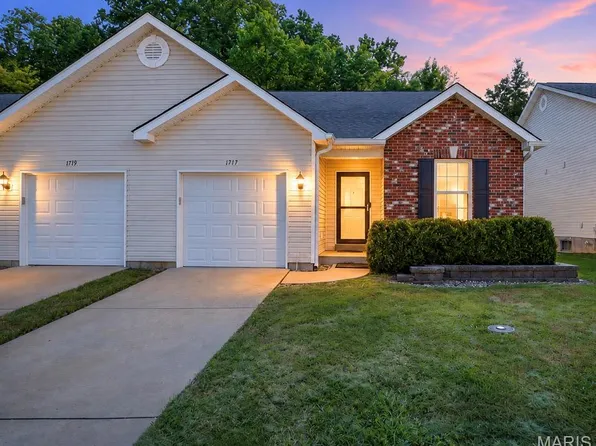 1717 Lexington Pl, Herculaneum, MO 63048