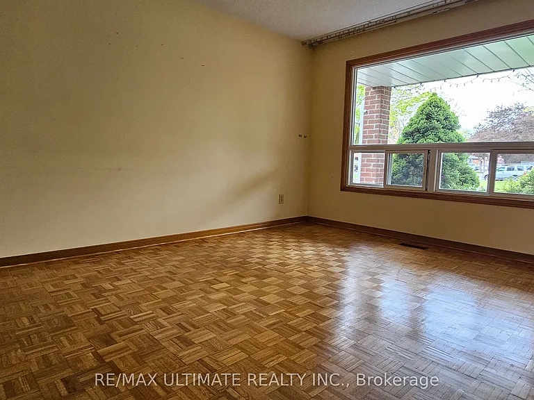 1282 Dexter Cres #MAIN FLOOR — Photo 13
