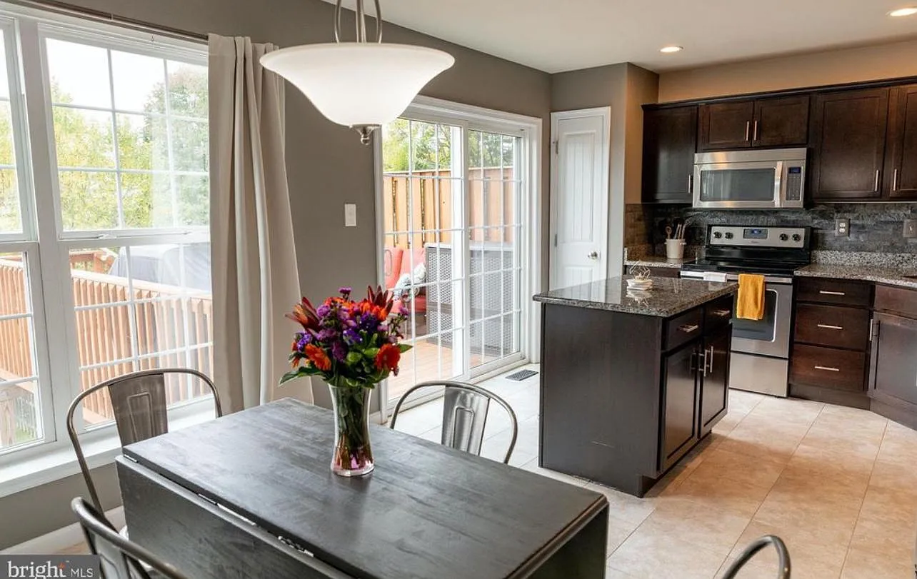 3 bed, 1824 sqft, $2,650 — Photo 3