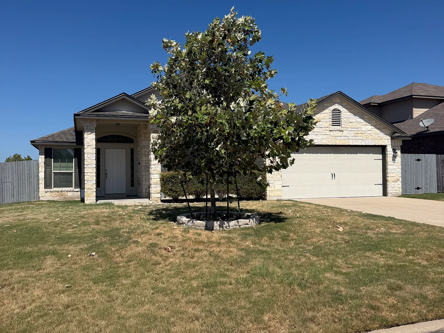 3 bed, 1910 sqft, $1,995 — Photo 2