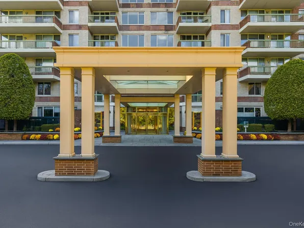 100 Hilton Avenue #PH 5, Garden City, NY 11530