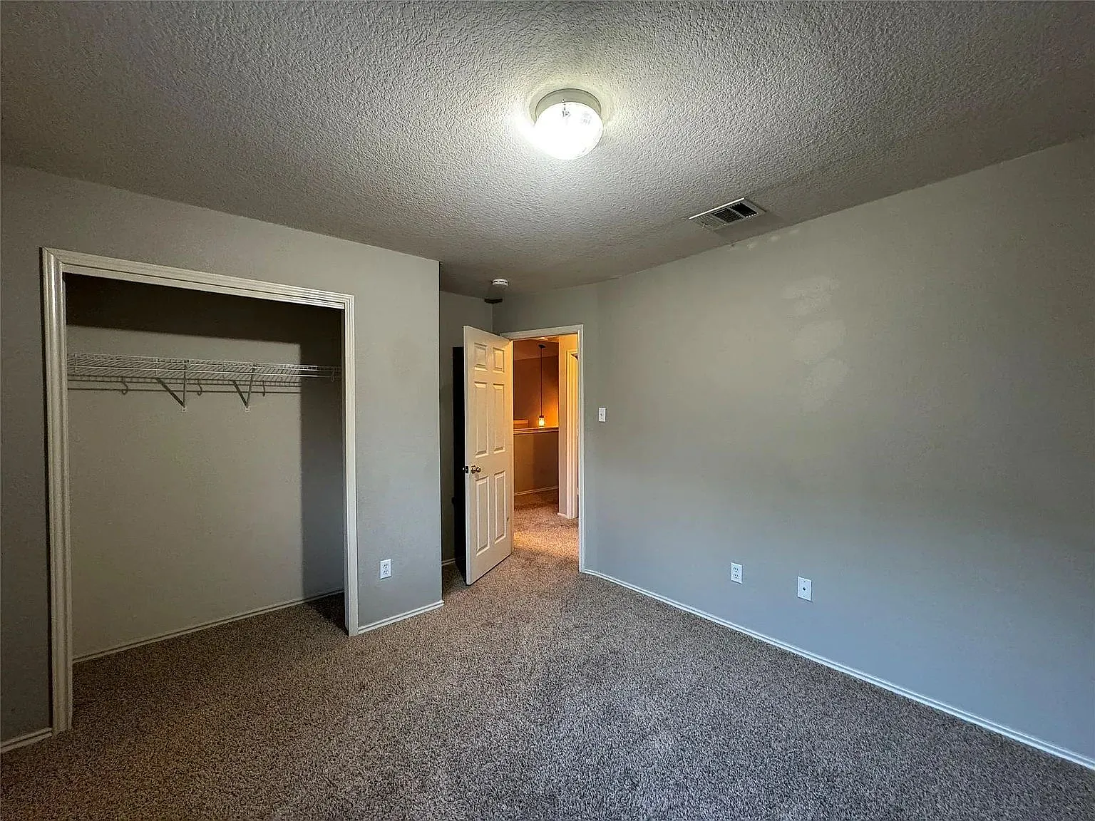 3 bed, 2.5 bath, 2091 sqft, $2,000 — Photo 2