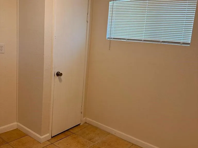 6633 N 67th Ave #8 — Photo 3