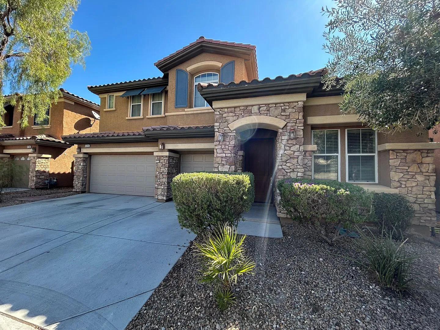 Stunning 4 Bedroom In Mountains Edge!! — Photo 2