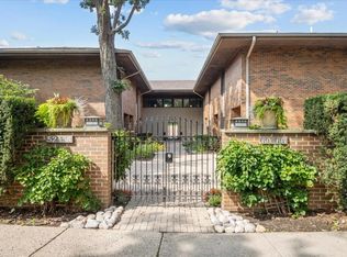 62 E Center Ave #62, Lake Bluff, IL