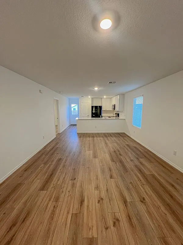3 bed, 2.0 bath, 1200 sqft, $1,400 — Photo 4