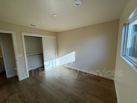 4th image of 1339 Newport Ave