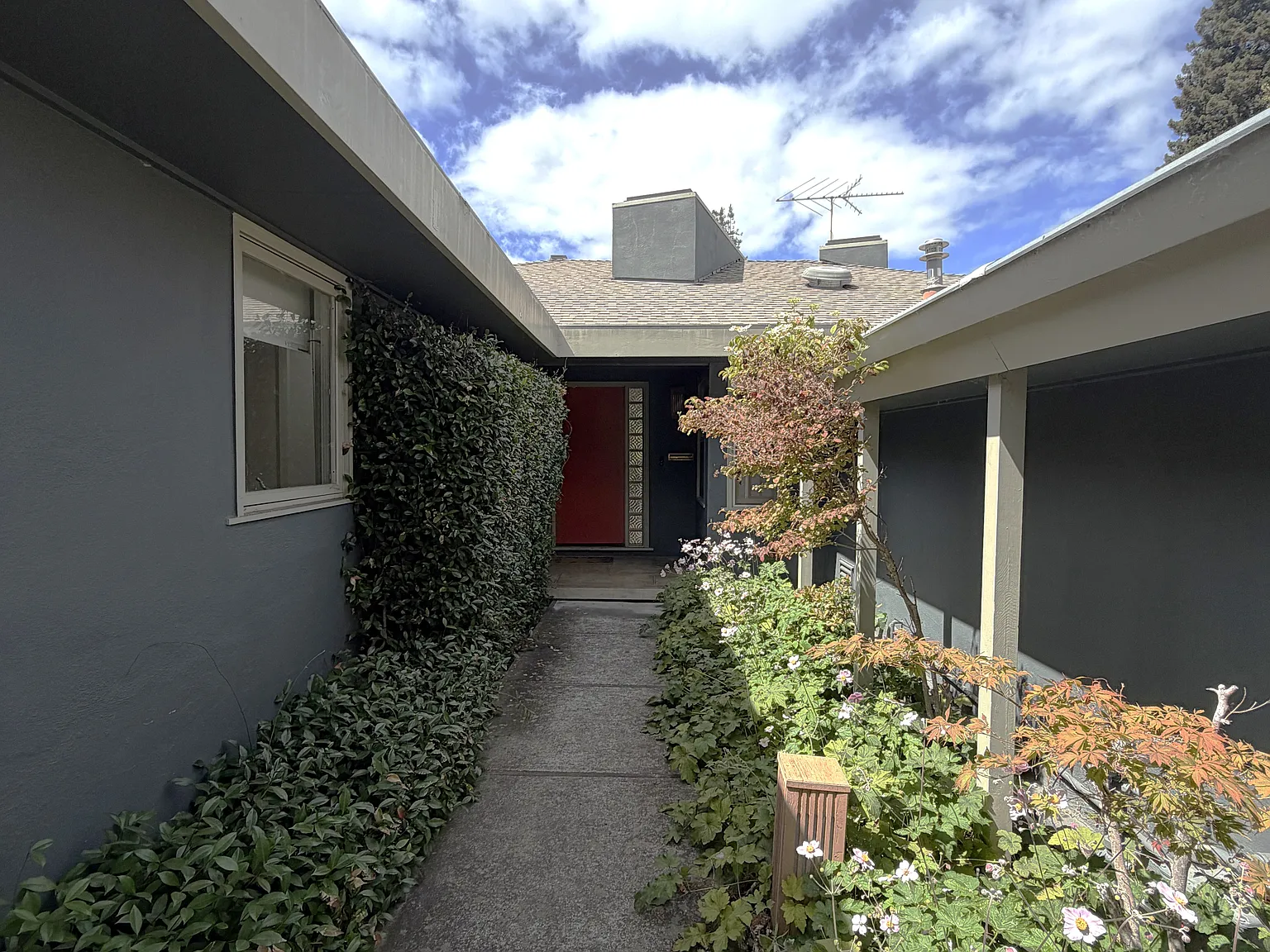 3 bed, 3.5 bath, 2468 sqft, $14,000 — Photo 1
