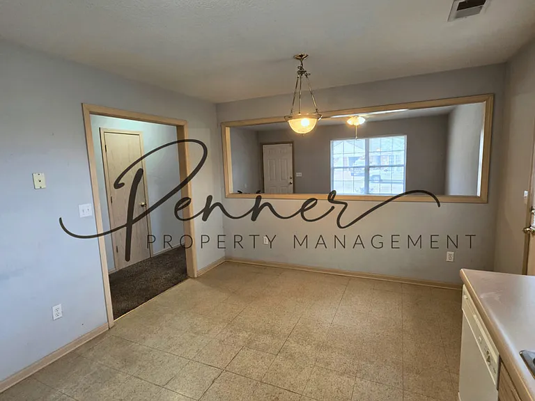 209 NW Woodbury Dr — Photo 4