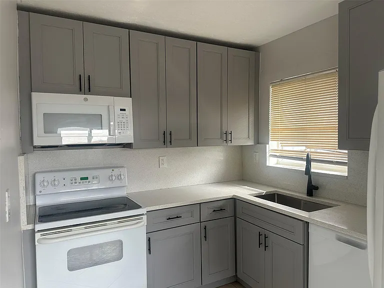 6109 SW 30th St #4 — Photo 11