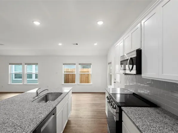 506 Oak Chase Ave, Dayton, TX 77535