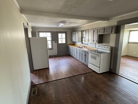 3rd image of 418 E Bend Dr