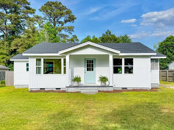204 N McRae St, Burgaw, NC 28425