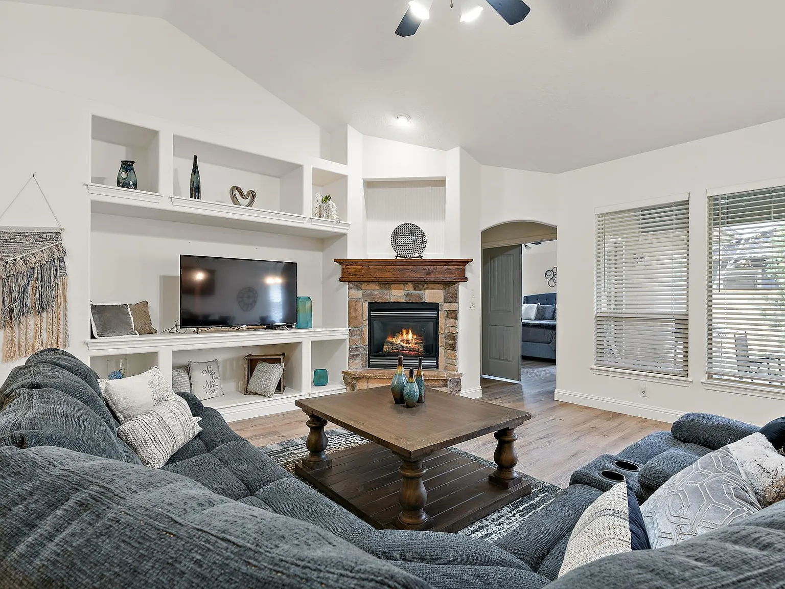 1074 W Yosemite Dr — Photo 3