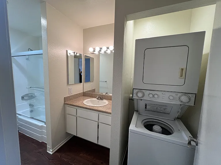 Versailles on the Lake Apartments — Photo 93