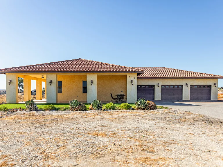 226 Cook Ct — Photo 3